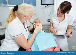 在习艺观看的牙医期间的牙科助理库存图片. 图片包括有考试, 畸齿矫正术, 患者, 批准, 工作, 牙科医生- 33419813