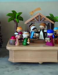 Epingle Par Pauline Medicis Sur Achats Et Envies Boite A Musique Noel Creche En Bois