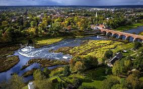 In lettland oder litauen gibt es mindestens 4 gründe, warum du nicht nur in die hauptstadt riga reisen solltest. Kuldiga Lettland Fluss Venta Kuldiga Brucke Lettland Landschaft Bildschirmhintergrund Wallpaperbetter