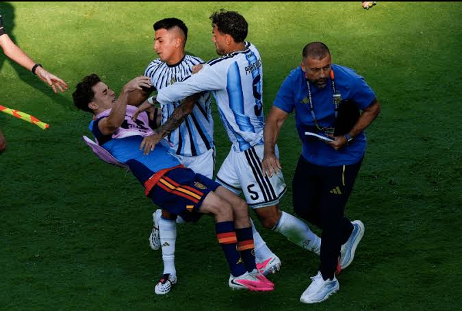 La dura sanción de FIFA a la que se expone Leandro Paredes | La Hora de  King Kong