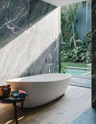 Elle s'invite aussi dans les pièces de vie pour leur apporter caractère et originalité. Carrelage Salle De Bain Grise Et Bois En 37 Idees De Deco
