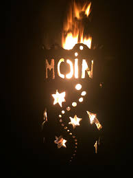 Feuersaule Fackel Mit Stiel Mit Individuellen Motiven Elbfighter Hamburg De Mit Bildern Neonschild Feuertonnen Feuersaule
