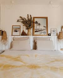 La carta da parati è uno degli elementi che possono valorizzare e rendere unica la parete dietro il letto. Idee Per Decorare La Parete Dietro Al Letto Foto 1 Livingcorriere