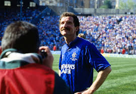 Souness 'ledelseskarriere begyndte, da han sluttede sig til rangers og førte dem til tre skotske titler og fire. Graeme Souness And The Rangers Revolution