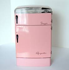 Retro Kuhlschranke Liegen Voll Im Trend Pink Mini Fridge Pink Fridge Pink Kitchen
