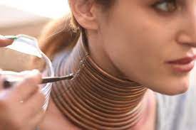 The women of this tribe are known as giraffe women to the tourists, because of their seemingly extraordinarily elongated necks caused from the wearing heavy brass rings (actually coils rather than individual rings) around their neck. The Giraffe Woman Lived For Years With These Rings Around Her Neck Kiwireport