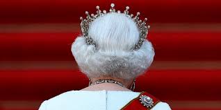 En 1151, elle rencontre à la cour de france six semaines plus tard, aliénor se remarie avec henri plantagenêt, qui devient deux ans plus tard roi d'angleterre sous le nom d'henri ii. Le Code London Bridge Is Down Pour La Mort De La Reine Marie Claire