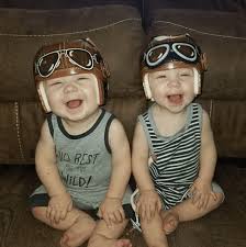 Kunstenaar beschildert helmen die gedragen worden door baby's met het plattehoofdsyndroom.