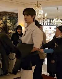 더쿠 - 성찬이 루이비통 사진 뜬 거 보고있는데 실물 이럴까?