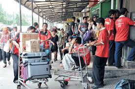 Bandara yang menjadi penghubung indonesia dengan negara lain dan penghubung antar wilayah di indonesia ini beroperasi 24 jam setiap hari. Mulai Hari Ini Ap Ii Gratiskan Jasa Porter Di Bandara Soekarno Hatta