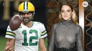 Is aaron rodgers retiring from football? Aaron Rodgers Shailene Woodley Enjoy Hawaiian Vacay With Miles Teller