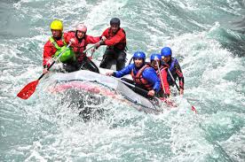 Touren für anfänger, familien und fortgeschrittene. Rafting
