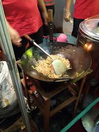 Dan tidak menggunakan kompor melainkan memakai bara angkat mie dan bihun yang sudah direbus lalu kalian berikan 2sdm minyak goreng dan 2sdm kecap manis kedalam wadah berisi mie yang sudah. File Masak Mie Goreng Jawa1 Jpg Wikimedia Commons