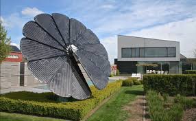 Smartflower Le Panneau Solaire Biomimetique En Forme De Fleur Panneau Solaire Photovoltaique Solaire Photovoltaique