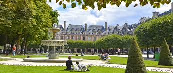 Rues pavées, boutiques de créateurs, cafés chaleureux. Le Marais Gestern Und Heutehotel De Citymoments