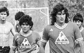 Diego maradona estuvo en el centro de la escena en las últimas horas por un polémico comentario en las redes sus dichos despertaron reacciones de todo tipo, incluida la de mario alberto kempes. Maradona Felicito A Bauza Marca Com