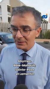 RCI SWÉ ALL STAR] Sur le terrain du Five by La Solidarité Scolaire, des  journalistes sportifs de RCI affrontent d'anciens footballeurs  professionnels comme Sidney Govou, Didier Drogba, Emmanuel Petit ou Steeve  Marlet |