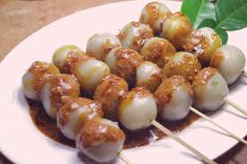 Deskripsi makanan tradisional dalam bahasa jawa gethuk getuk gethuk yaiku tedhan arupa jajanan peken ingkang kedamel saking tela engkang dipun dang lajeng ditumbuk sareng gendhis abrit utawi gendhis krambil lajeng diiris iris uga biyasanipun dihidangke kaliyan parutan krambil. Cilok Makanan Khas Jawa Barat Yang Membumi Mamang Cari Jajanan Sekitarmu Dengan Mudah