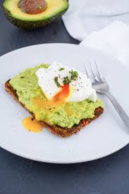 Avocado Ei Brot Rezept Fur Dein Low Carb Fruhstuck Zum Abnehmen Rezepte Fruhstuck Abnehmen Einfache Gerichte