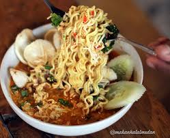 Sudah mie kuah, porsi jumbo, telur setengah matang, kerupuk, dan nasi putuh, sebuah kebahagia. Mie Goreng Mie Kuah Super Pedas Mie Level Mhm Asia