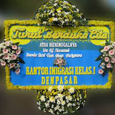 Salah satu bentuk ucapan dukacita dan penghiburan untuk keluarga yang ditinggalkan dapat menggunakan karangan bunga dukacita. Toko Bunga Wastukencana Bandung Dc00013 Duka Cita