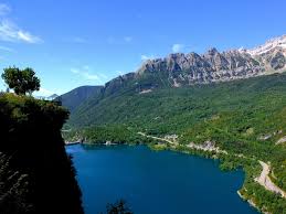 Se encuentra a solo 10 km. Apartamentos Turisticos Y Casas Rurales En Jaca La Portada Del Medievo