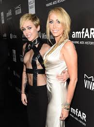 Für klamotten ist es ihr im urlaub viel zu heiß. Miley Cyrus Ihre Eltern Lieben Den Image Wandel Promiflash De