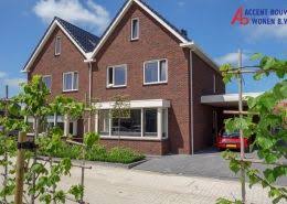 Halfvrijstaande Woning Met Zadeldak Erker Carport Nieuwbouw Woning Hoogbouw Huis Buitenkant Huisstijl Buitenkant Huis Architectuur