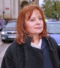 Celý národ ji miloval jako pohádkovou popelku ze třech oříšků pro popelku. Milovana Popelka Po Roce Na Verejnosti Libuse Safrankova Sla Do Hospody