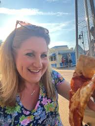 Okay yall!🤔 Let's talk disney food!🥖🍗🍕🥞🍔🙌 Here are some examples! Do  you have a favorite?! Post them in the comments😍👇 I've got to say..that  pizza from a goofy movie has no business