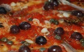 Pizza Napoletana Con Lievito Istantaneo La Pizza Napoletana E Quella Ricoperta Da Pomodoro Mozzarella Acciughe Sal Ricette Idee Alimentari Pizza Napoletana