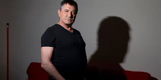 Les réseaux sociaux sont parfois le théâtre de confrontations inexplicables et ils nous l'ont encore prouvé ce mercredi. Bigard Announces The End Of His Solo Comedy Career In 2020 Teller Report