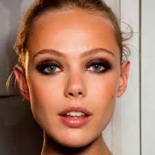 Pour le maquillage, vous pouvez utiliser du fard à paupières sombres pour obtenir des yeux bruns qui auront l'air plus clair. Comment Se Faire Un Smoky Eye Elle
