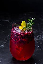 Gin Tonic Mit Brombeere Und Rosmarin Zitronen Sirup Rezept Brombeeren Gin Tonic Rezept Zitronensirup