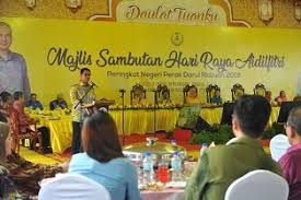 Majlis islam sarawak (mis) dalam kenyataan memaklumkan turut tidak dibenarkan, aktiviti takbir dari rumah ke rumah serta jamuan selepas solat aidilfitri di masjid atau surau dan tahlil selepas. Rumah Terbuka Aidilfitri Kerajaan Negeri Perak Meriah 5 Jun 2019