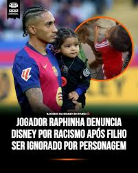 Jogador Raphinha denuncia Disney por racismo após filho ser ignorado por  personagem 🤬 O atacante Raphinha, do Barcelona e da Seleção Brasileira,  expôs um caso de racismo que teria acontecido durante visita