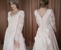 Das hochzeitskleid gehört zum schönsten tag des lebens wie der perfekte bräutigam, dem mann mit dem frau ihr ganzes leben glücklich verbringen und genießen möchte. Hochzeitskleid 80er Jahre Vintage Brautkleid Aus Den 1980er Etsy