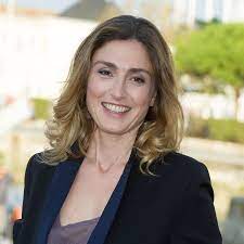 Julie gayet est une femme engagée.et, elle le prouve une nouvelle fois. Julie Gayet Actor Producer 16 Days 16 Films