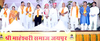 जयपुर में शोभायात्रा में कलश लेकर चलती महिलाएं
