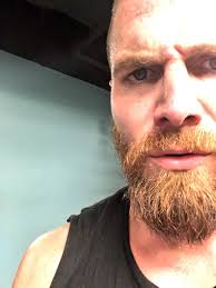 Actor Fluff] Stephen Amell's Goatee is coming along great! He's looking a  lot like comic book Oliver Queen. : r/arrow