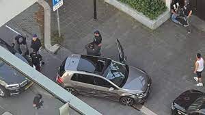 In de bijlmer werd hij op de kleefkruidstraat door agenten uit zijn. O1wkcf Kpchccm