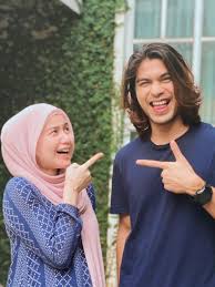 Tidak kurang juga ada yang mengatakan bahawa wajah aktor berusia 29 tahun ini persis selebriti terkenal iaitu lisa surihani. Ben Amir Dan Lisa Surihani Ben Amir Terima Panggilan Kejutan Daripada Lisa Surihani Jrimybay