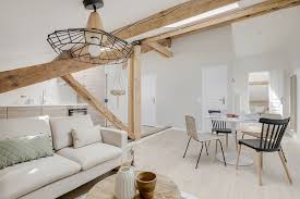 Amenagement De Combles En Appartement A Lyon Belle Charpente Apparente Decoration Naturelle Et Contempo Architecte Interieur Architecture Interieure Spacieux