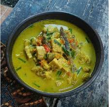 Panaskan minyak dan tumis bahan tumisan hingga kekuningan dan naik bau. Ikan Masak Tauco Santan Chiara