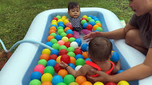 Mandi Bola Shanti Dan Shindi Unboxing Kolam Renang Balita Lucu Kids Playing Balls Swimming Pool Youtube