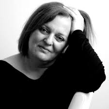 A TRES PASOS DE LUNA. Beatriz Cáceres. Reseña