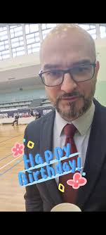 Łubudubu łubudubu niech żyje nam sensei Bartosz Barylski , który obchodzi  dziś urodziny 🎂 Bądź wiecznie młody jak bóg 🧔‍♀️, zdrów jak ryba 🐟,  silny jak Pudzian🏋️‍♀️, szybki jak błyskawica ⚡, sprawny