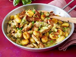 Geschnetzeltes Mit Gnocchi Und Pestorahm Rezept Lecker Geschnetzeltes Rezept Gnocci Rezept Vegetarische Nudelrezepte