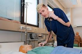 Miksi lähihoitajista puhutaan julkisuudessa vain kielteisiä asioita,  ihmettelevät alan opiskelijat