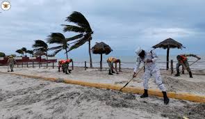Reportes ofrecidos por autoridades estatales, dieron a conocer que se establece saldo blanco luego del embate del huracán zeta por quintana roo, por lo que a partir de las 10:00 horas se reanudarán las actividades. Cancun El Huracan Arrasa Con Varios Metros De Playa Noticias De Turismo Reportur
